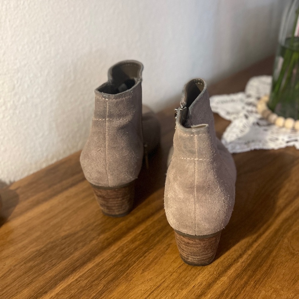 Blondo
Taupe
Size 8.5
Water Resistant
Suede
Ankle Boots
1.5” Heel - Picture 4 of 16